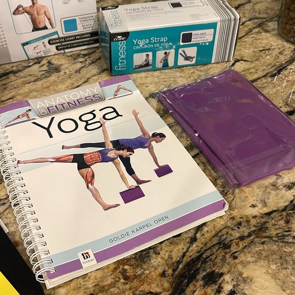 Yoga Set: Yoga Strap, Blocks, Resistance Tube and Band, grip socks, book and dvd - Picture 4 of 6